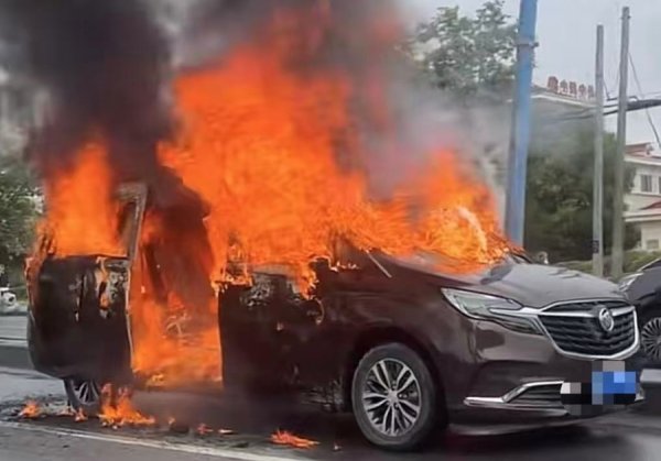 掌尚策 中春路联明路路口一辆商务车起火 车辆烧毁幸无人员伤亡