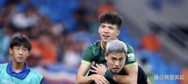 金牛所 争议！18岁王钰栋伤退反遭海牛球迷狂骂，霸气抚耳回击：再大声点 年轻球员回应谩骂